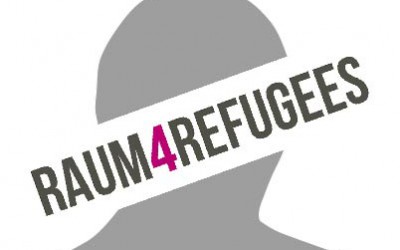 Schriftzug "Raum4Refugees" in Grau und Pink vor der hellgrauen Silhouette eines Menschen. Der Hintergrund ist weiß.